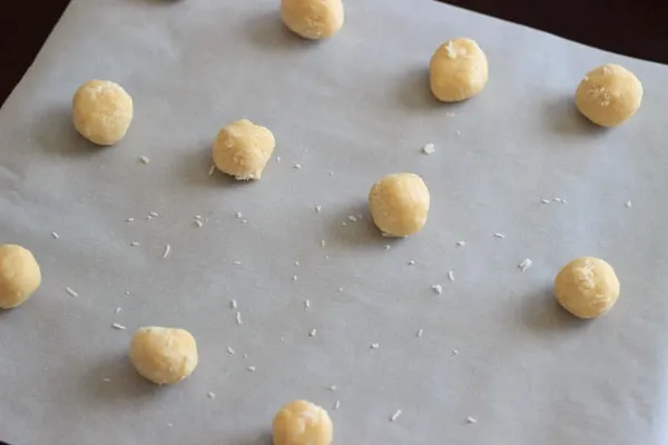 Coconut snowball cookies are the perfect festive treat for the holidays, Christmas parties and gifts. Only 4 ingredients needed!