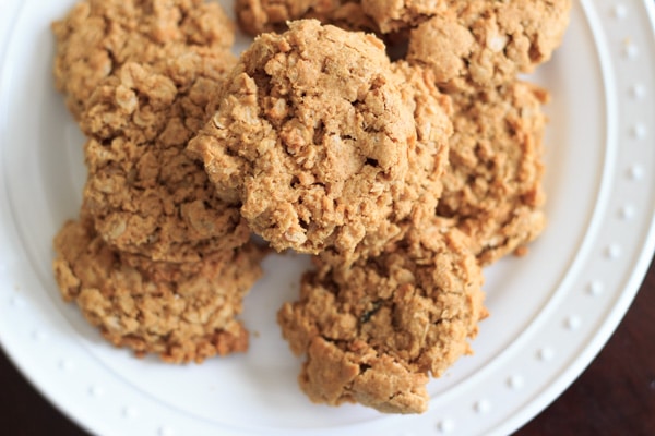Skinny peanut butter cookies (gluten-free). 5 ingredients, bake in about 10 minutes. Super easy and delicious, you won't even miss the flour!