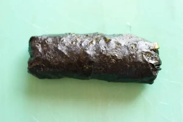 Vegan friendly "sushi" nori roll with only raw vegetables. Fun to make and to eat!