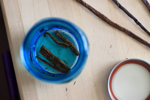 How to make your own homemade vanilla extract. Super easy, fun, and cost effective. Great as gifts for Christmas, housewarming parties, or your foodie friends birthdays! 