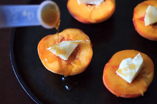 Easy honey baked peaches with brie and (optional) thyme. A sweet and healthy treat with only 3 or 4 ingredients, and ready in 15 minutes! 