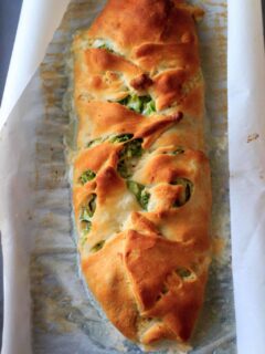 Broccoli crescent wrap - broccoli and cheese goodness all wrapped up in crescent roll dough. Easy, quick vegetarian dinner, made healthy by swapping out the mayonnaise!