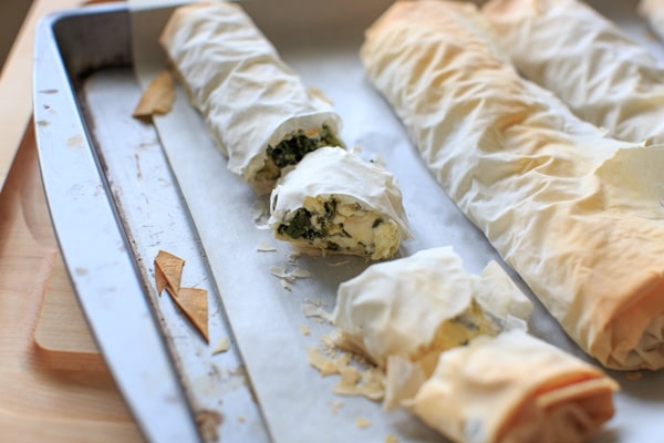 Spinach phyllo roll ups - use your phyllo dough for this simple appetizer (or party finger food). Eat your vegetables while having the option to customize to your favorite flavor combo!