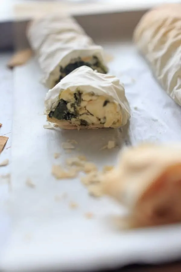 Spinach phyllo roll ups - use your phyllo dough for this simple appetizer (or party finger food). Eat your vegetables while having the option to customize to your favorite flavor combo!