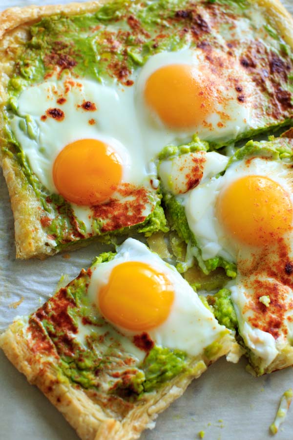 Egg Puff Pastry with Avocado - a quick and easy tart to make for breakfast or an appetizer.