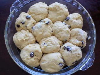 Hot cross buns with dark chocolate before baking