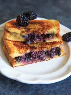 Blackberry Brie Grilled Cheese Sandwich - perfect end of summer / early Fall snack or meal! Sweet and savory combo gives a fun twist on the classic.