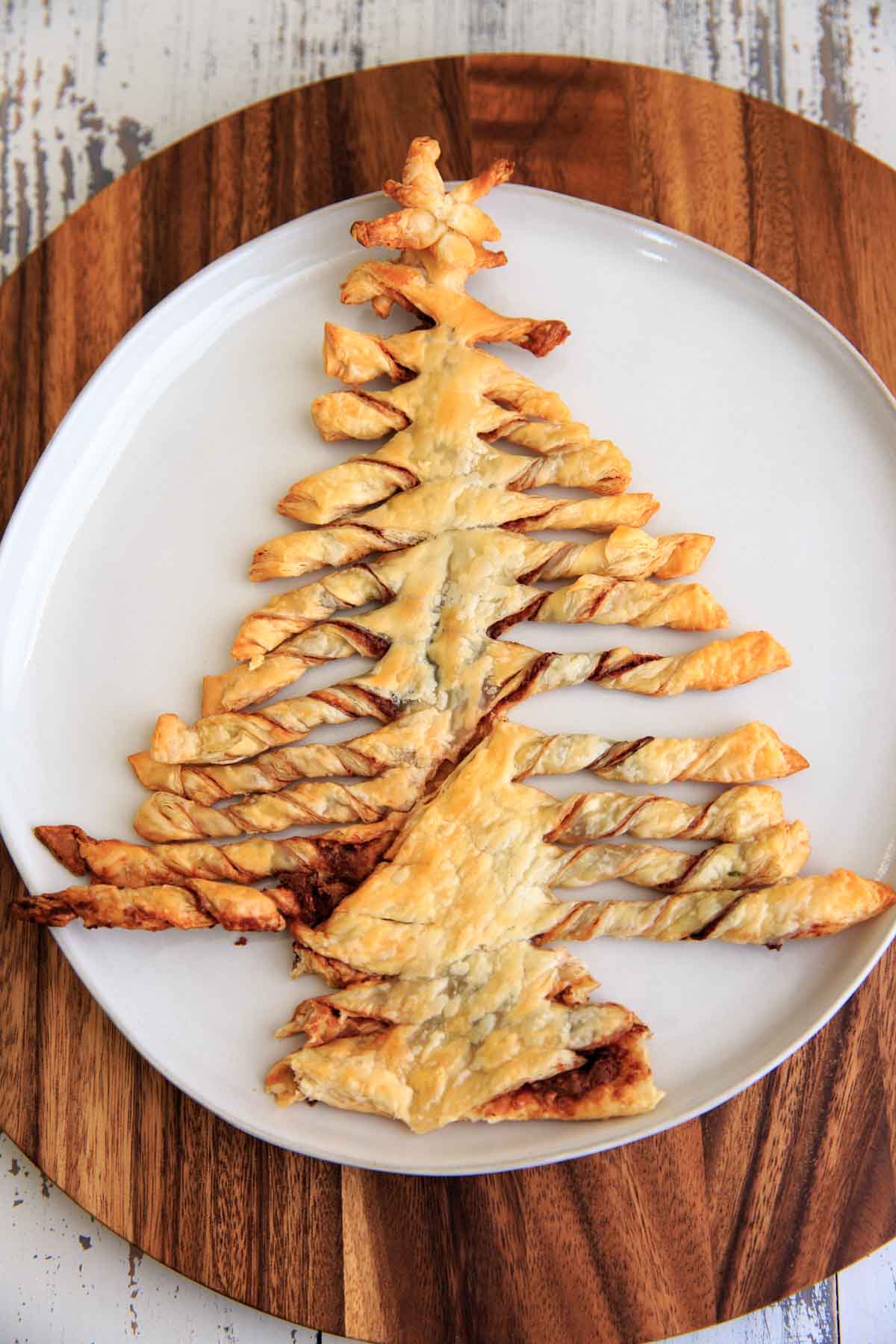 A Christmas-tree shaped dessert made with puff pastry, Nutella and peanut butter. Perfect for sharing at parties, super easy to make and only 3 ingredients.