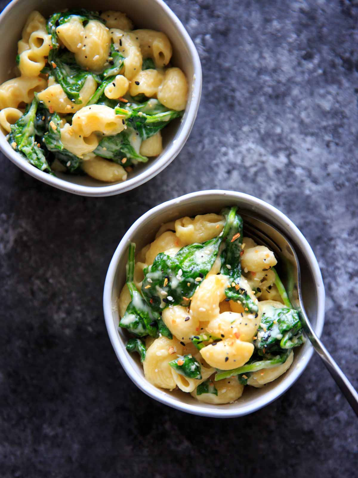 White Cheddar Macaroni and Cheese with Spinach in bowls with everything bagel seasoning