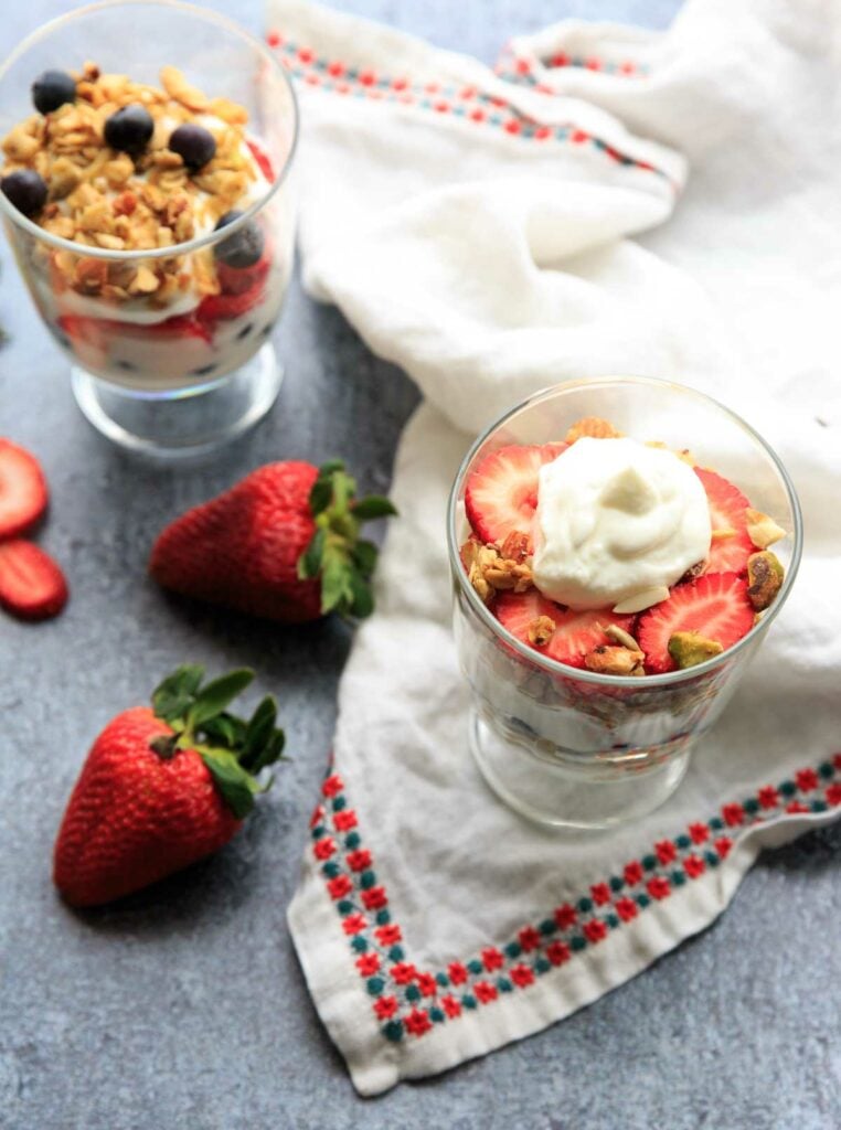 layered strawberry, yogurt and granola parfait