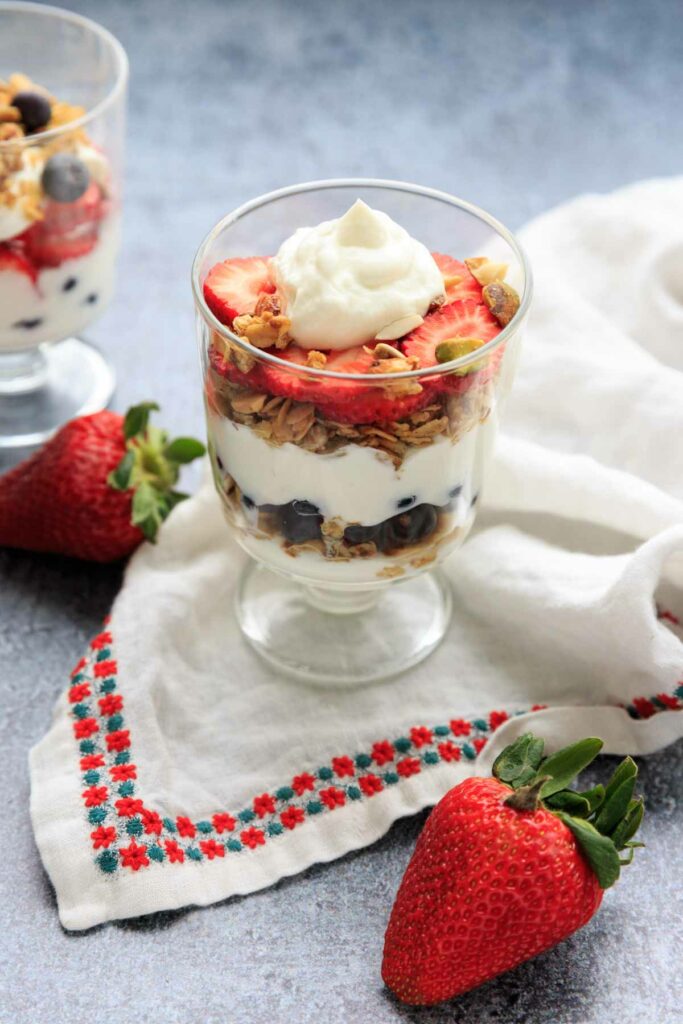layered strawberry, yogurt and granola parfait