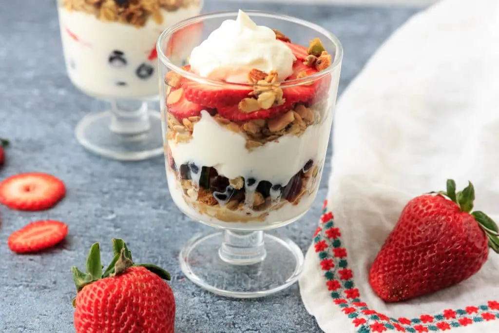 layered strawberry, yogurt and granola parfait