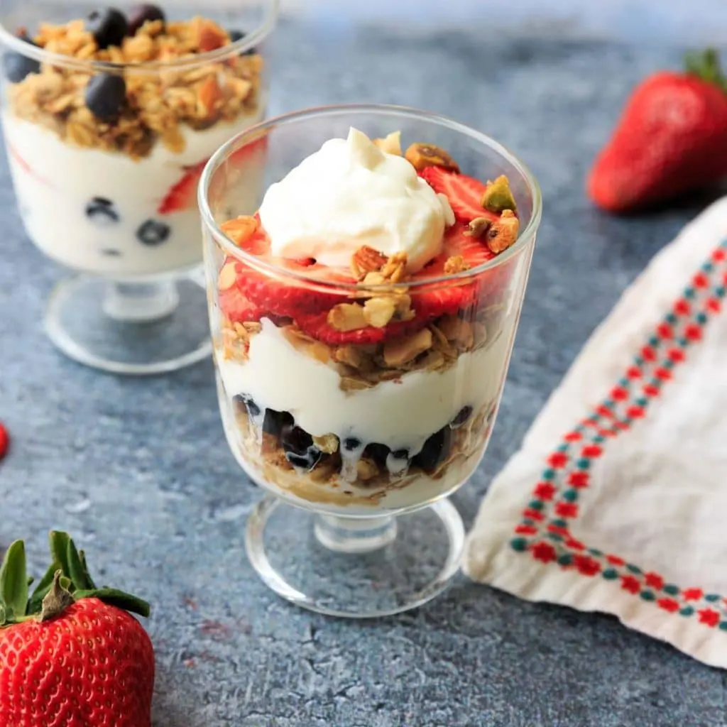 Berry Yogurt Breakfast Parfait - Julie's Eats & Treats ®