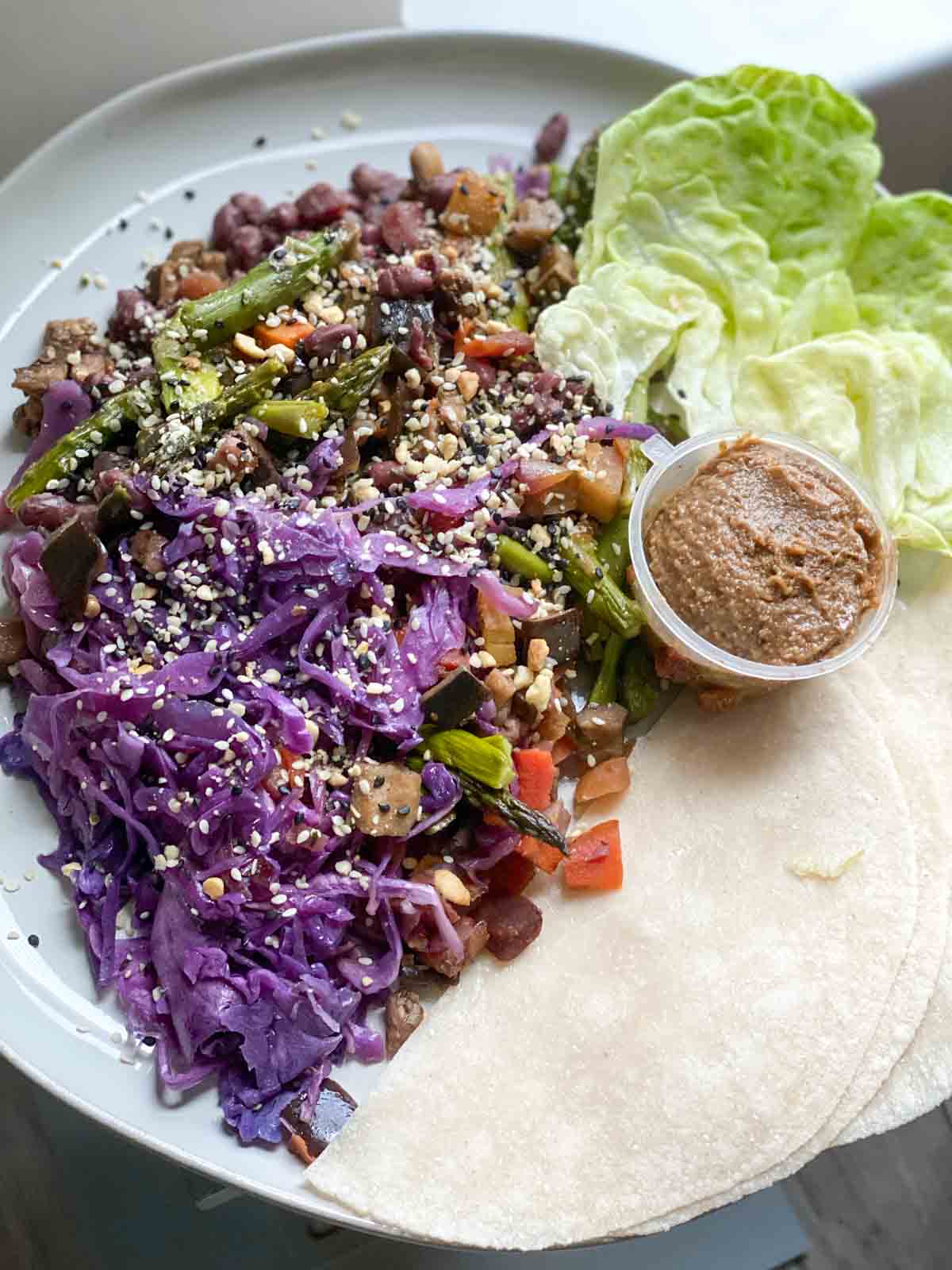 sakara lunch rainbow veggie moo shu wraps with tamarind sauce