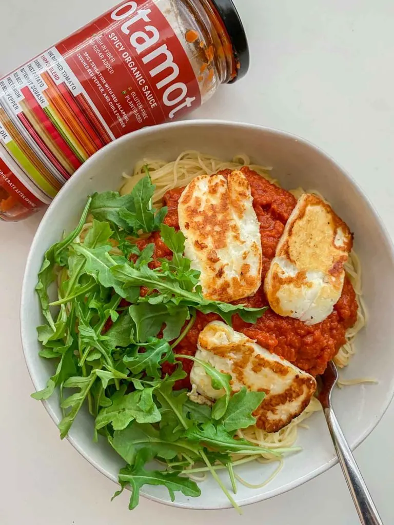 spaghetti with spicy Otamot organic sauce, arugula and fried halloumi cheese