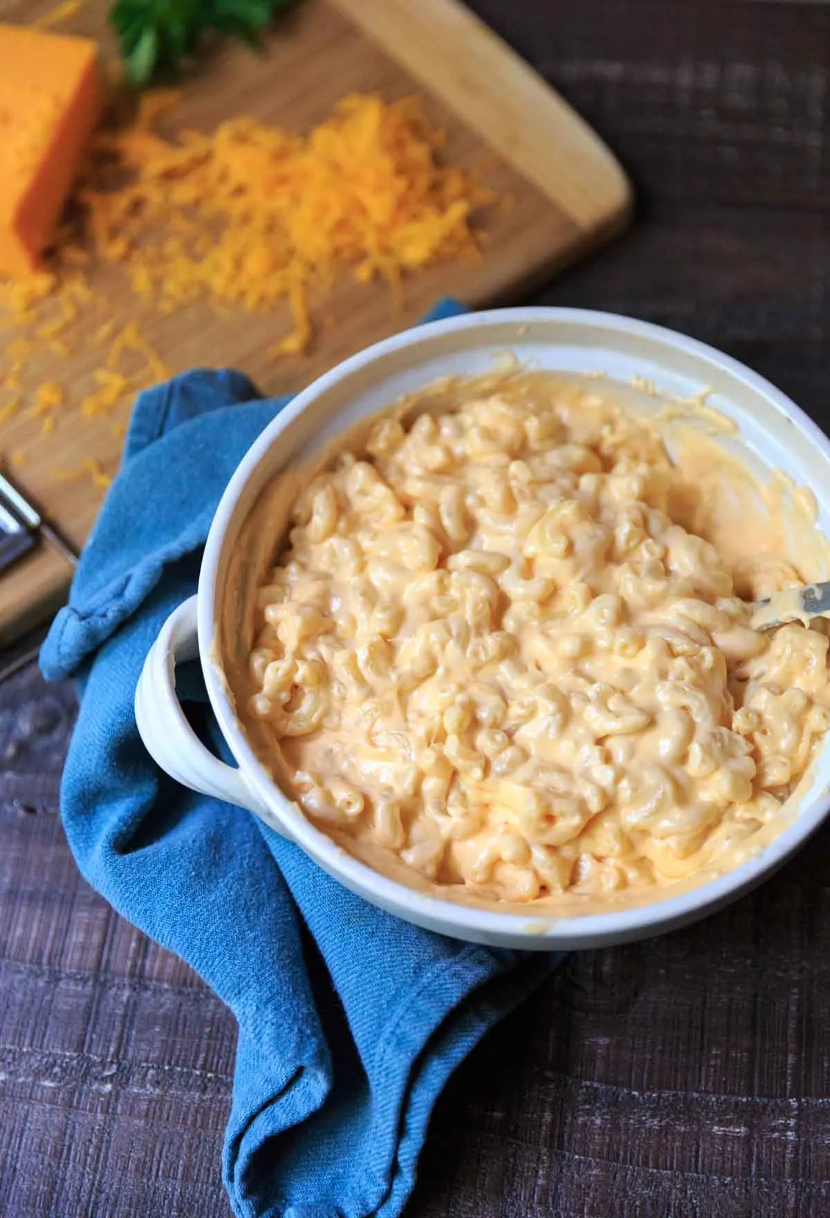 mixes cheddar cheese sauce and macaroni noodles before mixing