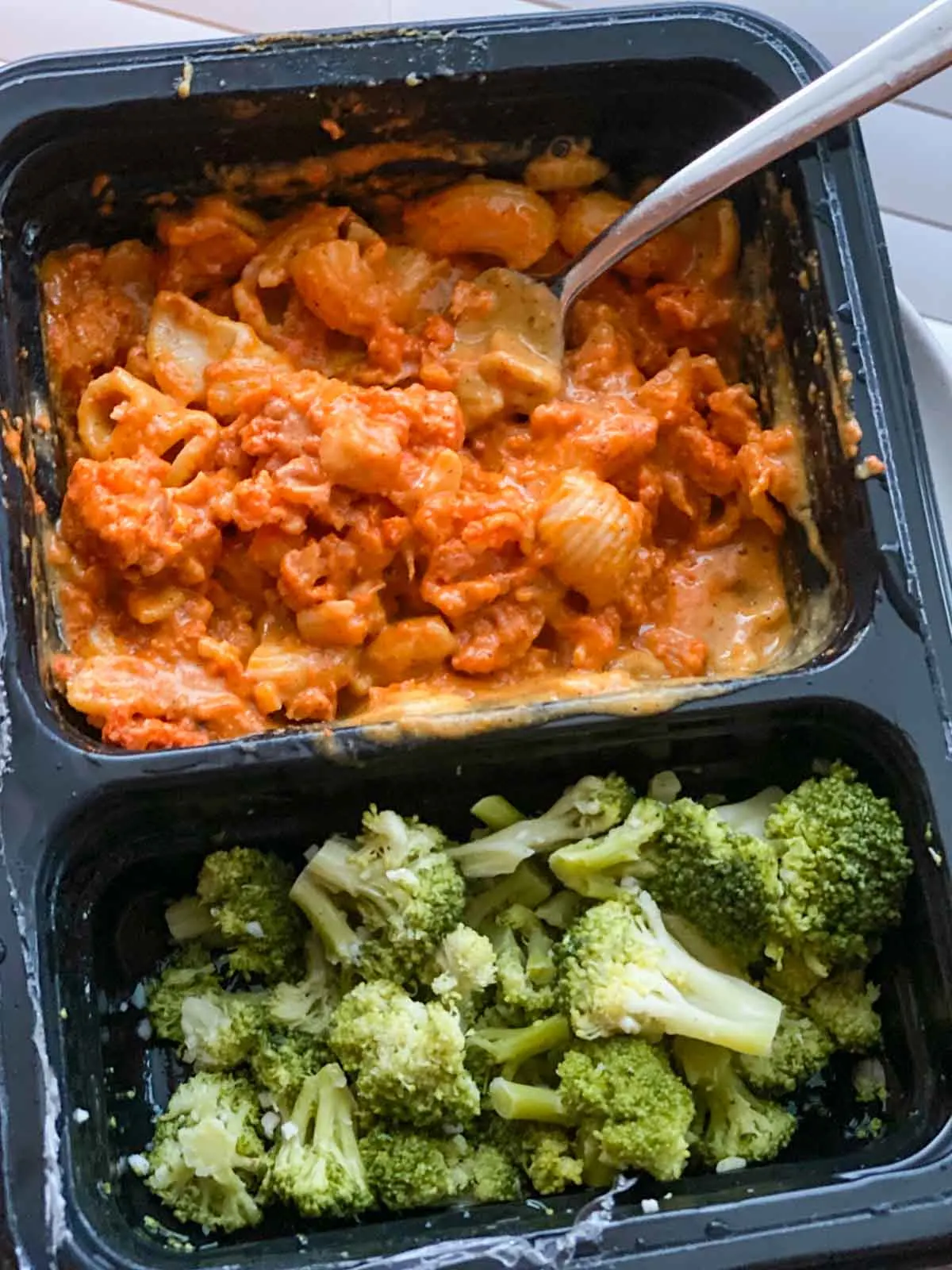 Freshly buffalo cauliflower mac and cheese with broccoli